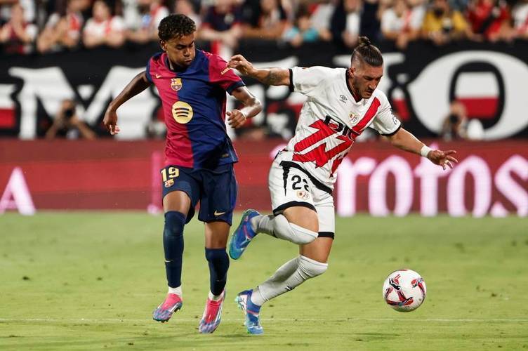 西甲巅峰对决：巴萨坐镇主场迎战赫罗纳，榜首之争悬念重重