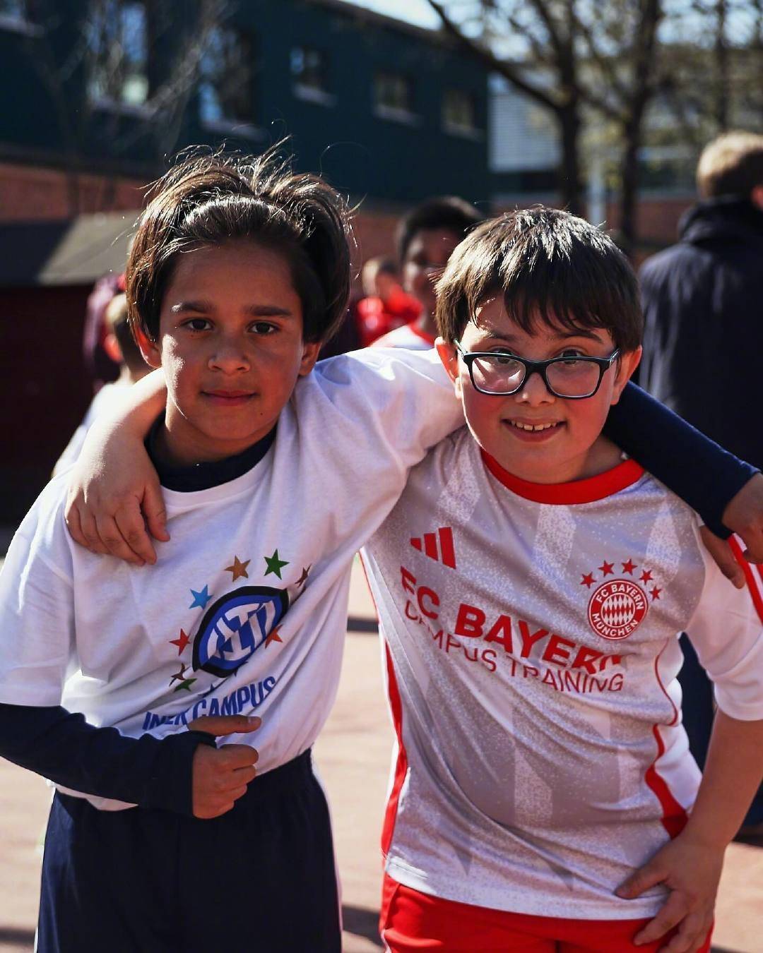 场上对手，场下朋友拜仁国米在米兰医院为患病孩子组织训练课